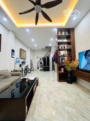 6 tầng - pháo đài láng - ngõ thông nguyễn chí thanh - 5 ngủ rộng - cách ô tô 40m- 2 thoáng