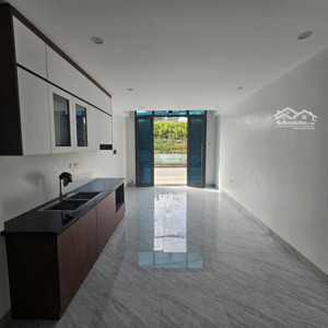 chính chủ cần bán gấp nhà đông la giá 7.x tỷ! nhà 6 tầng 40m kinh doanh, cam ry ngủ trong nhà