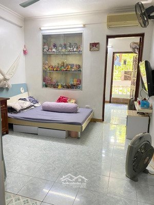 bán tạp thể nghĩa tân , cầu giấy tầng 1 dt 80m2 có 3 ngủ , 1 vs nhà hai mặt tiền giá 5 tỷ