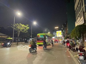 ô tô đỗ cửa - đối diện bảo tàng hồ chí minh gần lăng chủ tịch khu phố vip gần công viên bách thảo