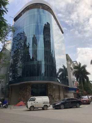 cho thuê tòa nhà tại vạn phúc. dt : 200m * 6,5 tầng . lô góc , thông sàn, thang máy , nhà mới