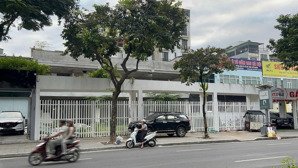 cho thuê nhà mặt phố phạm văn đồng phù hợp làm showroom oto 500m mặt tiền 20m giá 120tr