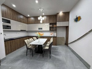 chính chủ cần bán nhà mới tinh 5pn 52m2, bước chân ra cầu chương dương, long biên
