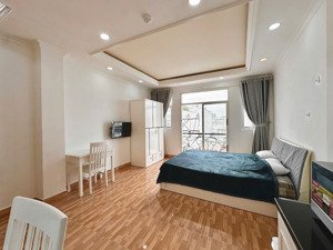 cho thuê căn hộ quận 10 có ban công, gần đh kinh tế, sư vạn hạnh mall, đầy đủ nội thất, thang máy