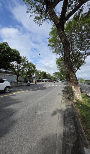 bán lô biệt thự mặt tiền thăng long, dt 300 ngang 15m, đối diện khu biệt thự đảo nổi, view sông hàn