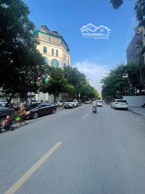 một mặt phố, một mặt hồ, mt đẹp 8m. chia lô hay xây biệt thự đề ngon