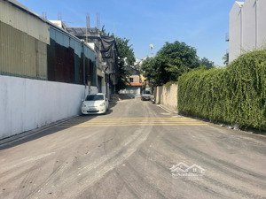 bán đất ngọc thuỵ cực hiếm, lô góc, ô tô tránh, diện tích 760 m2, mặt tiền 18 m, giá chỉ 80 tỷ.