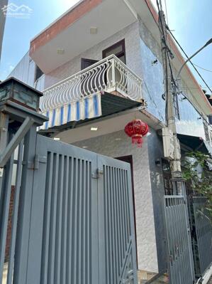 Nhà xây kiên cố, bao gồm: 3 phòng ngủ, 2 wc, phòng khách, bếp....