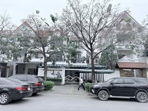 cho thuê biệt thự phạm văn đồng, 250m2, 4 tầng, mt 12m, đường rộng 40m
