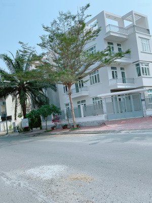 cho thuê nhà phố căn góc kdc 13e intresco hai mặt tiền đường đường số 7 và số 4, đối diện chung cư