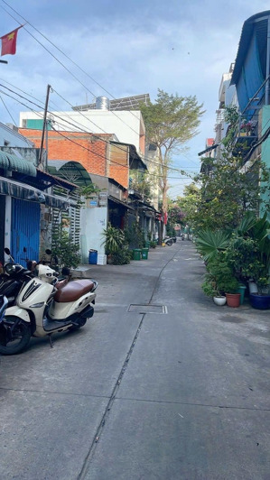 nhỉnh 5 tỷ nhà sát mặt tiền đường lô tư đường 6 mét thông tư phía dt 5x19 khu vực sâm uất