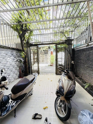 nhà đẹp 4 tầng. hẻm ôtô 7 chỗ vào nhà. khu dân trí cao - dt 4.5m x 18m - tiện ích bao vây