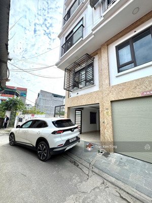 bán nhà lô góc 35m x 5.5 tầng, ngõ 565 bát khối, đường ô tô 16 chỗ thông, ô tô vào nhà.