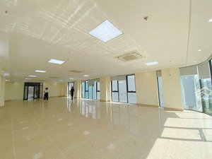 còn duy nhất một sàn 70m2 cho thuê tại mặt phố nguyễn xiển - thanh xuân chia sẵn phòng