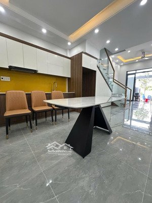 nhà mới xây chưa ai ở ngay vinhomes q9, 2lầu 3pn 4wc sẵn nội thất, đường nội bộ đậu oto