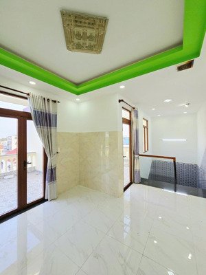 nhà mt như biệt thự - 4 lầu -chỉ 10 tỷ ngay lò lu - 5pn - ngang hơn 9m.