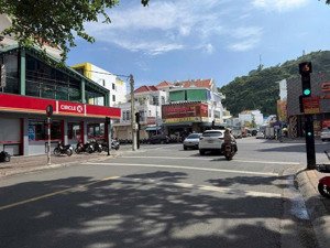 bán nhà : 1 trệt 2 lầu. dt 74m2 mặt tiền . vũng tàu gần bãi trước chỉ 12tỷ8 ( có bớt)