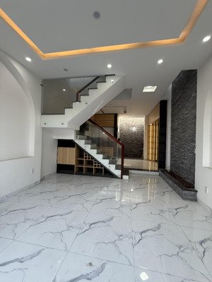 bán nhà 1 trệt 2 lầu cách đường nguyễn phúc chu chỉ 20 mét, ngay chợ nguyễn khuyến