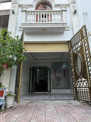 không có căn thứ 2, 3 mặt thoáng, nở hậu, có đất trồng rau