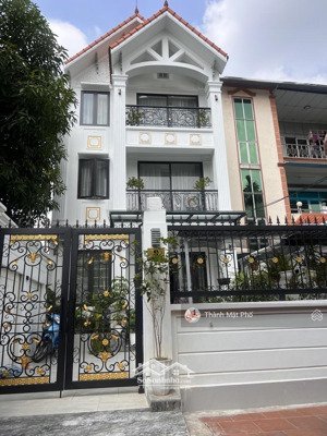 bán nhà việt hưng, long biên 130m2 3 tầng 18.5 tỷ. biệt thư sân vườn trong lòng thành phố