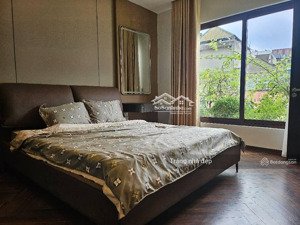 chỉ nhỉnh 260 triệu/m2 bán gấp nhà 5 tầng thang máy tại trần duy hưng cầu giấy-lô góc,ngõ thông kd