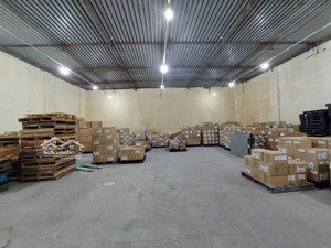 cho thuê nhà kho phường tân thuận, quận 7 dt 300m² trần đúc mát