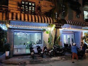 cho thuê căn góc 85m2 x 3 tầng, mặt tiền kinh doanh 12m, vỉa hè, hoàng quốc việt, giá 36 tr/ tháng