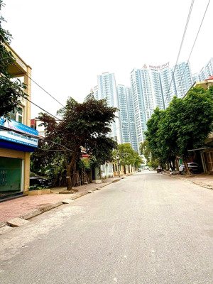 bán nhà 3,5 tầng, mặt đường nhựa 15m.đường thông từ thiên lôi sang võ nguyên giáp aeon mall.