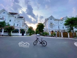 bán căn biệt thự đơn lập 12x20 1 hầm 4 lầu mặt trước nội khu mặt sau dương quảng hàm giá tốt nhất .