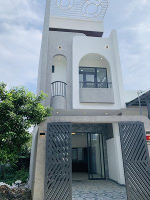 nhà 3tầng ngay vinhome q9 đường xe tải ngang nở hậu 6m