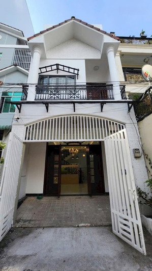 bán nhà đường lê thị chợ quận 7
- vị trí: gần chợ, cách đường huynh tan phat