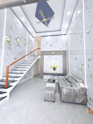 chính chủ cần bán gấp nhà đúc kiên cố ba phòng ngủ sân xe hơi, chợ dĩ an 1. diện tích 107m2