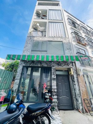 nhà 3 tầng 4x12m (46m2) có thang máy, hầm để xe lê quang định