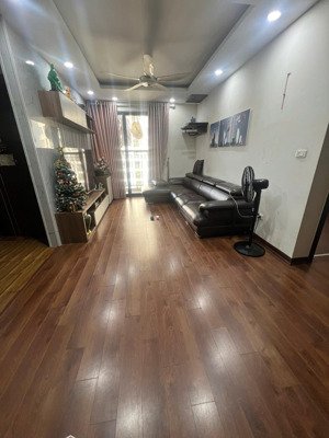 chính chủ cần tiền bán nhanh căn 3 ngủ, 90m2 tầng trung, nhà full nội thất. giá rẻ nhất dự án