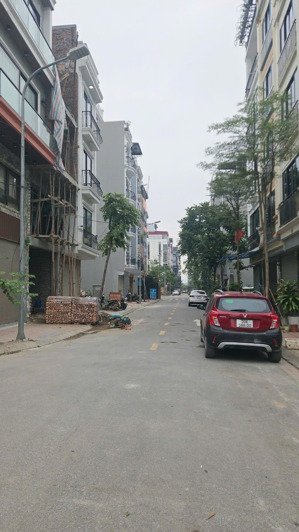 bán lô đất khu tái định cư ngọc thụy long biên 60m2 mặt tiền 4m đường 12m vỉa hè giá 18,6 tỷ