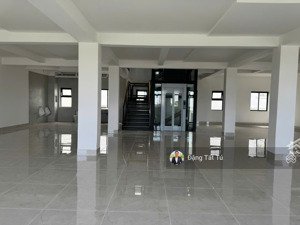 cần cho thuê shophous song hành mặt tiền lakeview city 1000m2 giá 210tr/th nhà đã hoàn thiện.