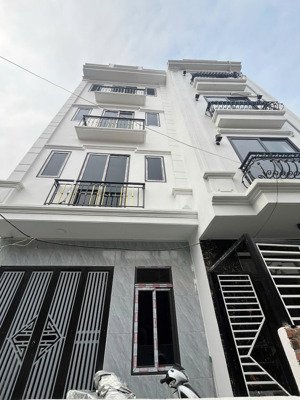 nhà 4t*42m2 full nội thất đẹp, cách đại lộ chỉ 100m, sát chợ. ngõ nông,rộng ô tô đỗ gần. giá 4,3 tỷ
