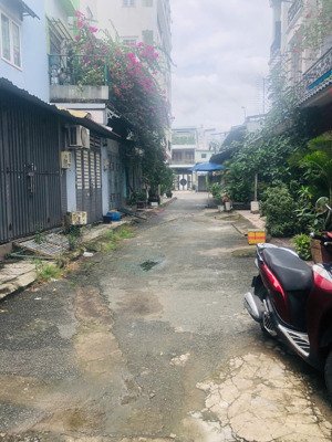 nhà giá siêu tốt chỉ 4,4 tỷ nhà c4 tiện xây mới hẻm xe hơi ra vô thoải mái, dt cực lớn