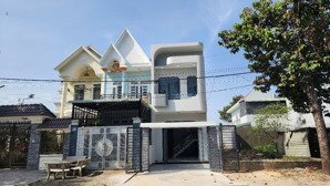 chỉ 1 tỏi 4 có căn nhà 1 lầu 1 trệt ngay tp mới giá chỉ 3ty3 nhà mới 3 phòng ngủ, đường nhựa lớn