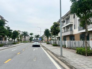 cần bán shop house vsip từ sơn centa ryverside 3 tầng dt 120m2 giá chỉ 7,8 tỉ lời ngay khi mua