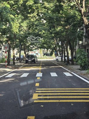 bán nhà phố 2 mặt vạn tuế sát ecopark 180m