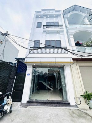 nhà 3 tầng độc lập, khe thoáng, ngõ 7m ô tô đỗ cửa ngày đêm. cách đường máng nước vài bước chân