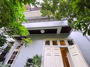 cho thuê nhà 3 ngủ rộng, có sân trước, ban công tại quảng an, tây hồ