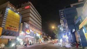 mt nguyễn sơn kinh doanh sầm uất bậc nhất tân phú. dt 4.5mx18m. nhà 5 tầng kiên cố. giá 17,5 tỷ tl