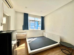 cho thuê căn hộ studio cửa sổ lớn, full nội thất, rộng 25m2, ngay công viên lê thị riêng