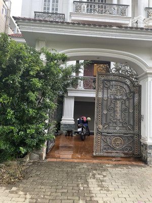 cho thuê nhà nguyên căn kdc phú thuận, quận 7 , 1 hầm, 1 trệt, 2 lầu, diện tích 200m2 giá 50tr