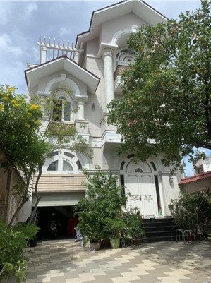 cần bán gấp biệt thự sân vườn siêu đẹp đường lê quang định 9,1x28m trệt 3 lầu chỉ 33 tỷ