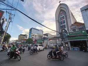 giá chào 6.7 tỷ - nhà hiếm rẻ c4 tiện xây mới - hẻm xe hơi gần mặt tiền - 60m2 - bùi văn ba quận 7