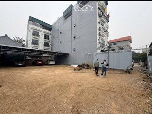 nhà 5 tầng ngay cạnh nhà có bãi gửi xe ngày đêm rộng thoáng. giá 3.4 tỷ. đẹp, thoáng