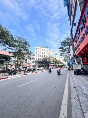 nhà mới đẹp - 6 tầng thang máy - cách ô tô 15m - vừa ở vừa cho thuê.